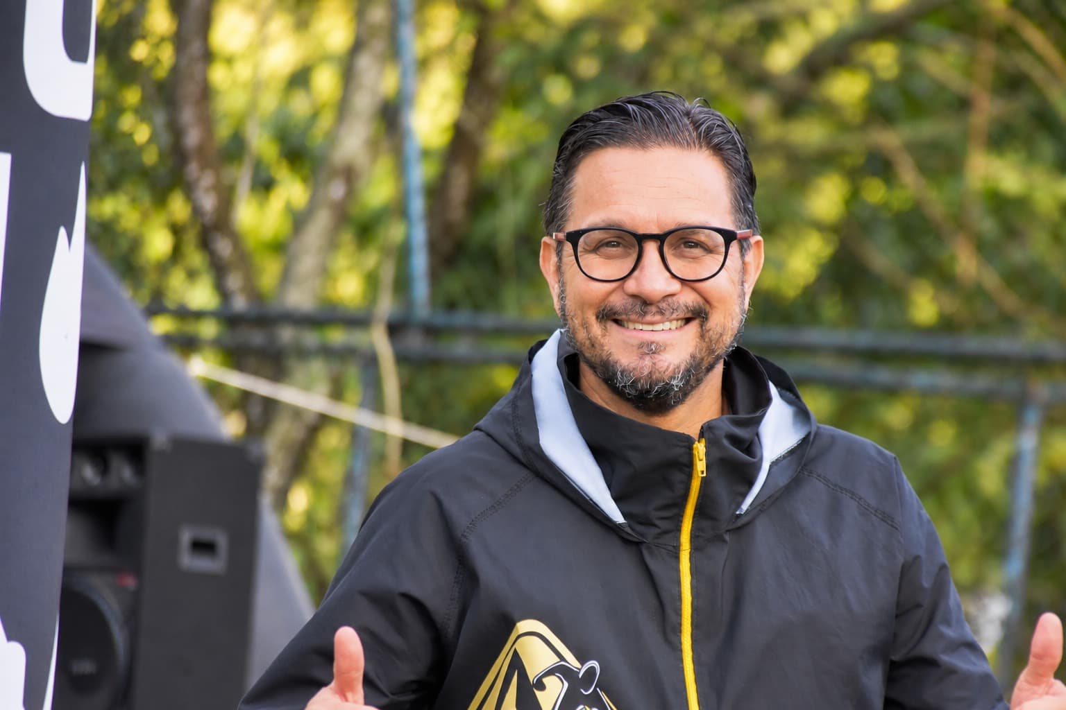 Gehovanni Araya Sandí, director de GDM Trails, sonriendo durante un evento